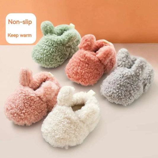 Set of five fluffy winter baby booties in pastel colors with anti-slip soles and warm lamb cashmere material for newborn boys and girls